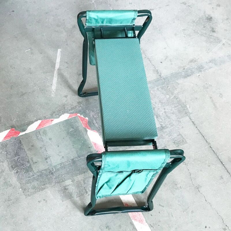 Foldable garden kneeler